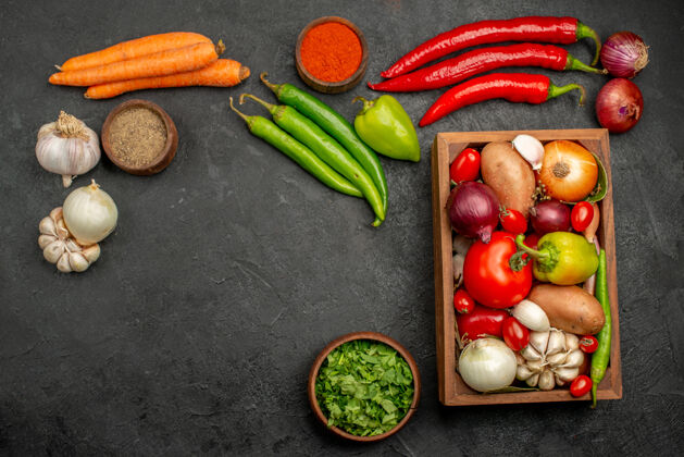 健康顶看新鲜蔬菜搭配青菜和大蒜放在深色餐桌上成熟色拉颜色健康蔬菜深色黄瓜