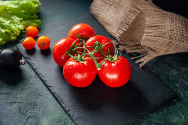 蔬菜前视图新鲜的红色西红柿在黑暗的背景下番茄湿一餐