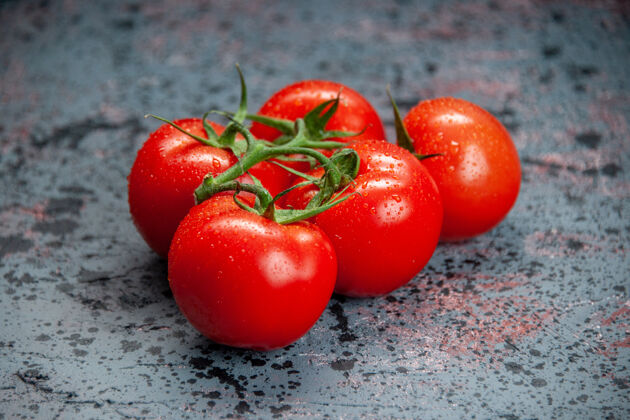 胡椒前视图新鲜的红色西红柿在灯光背景下膳食蔬菜西红柿