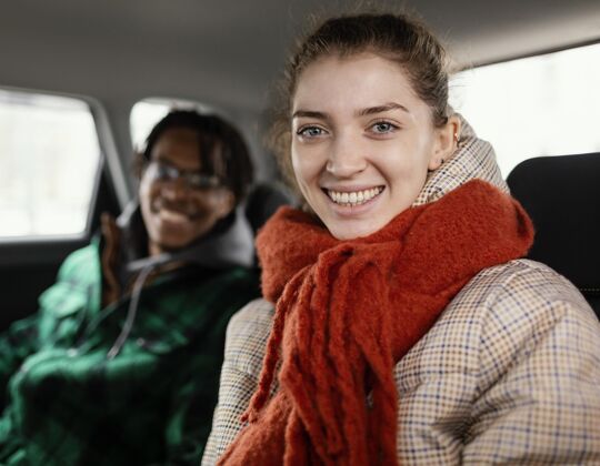 汽车旅行年轻夫妇开车旅行女人汽车笑脸