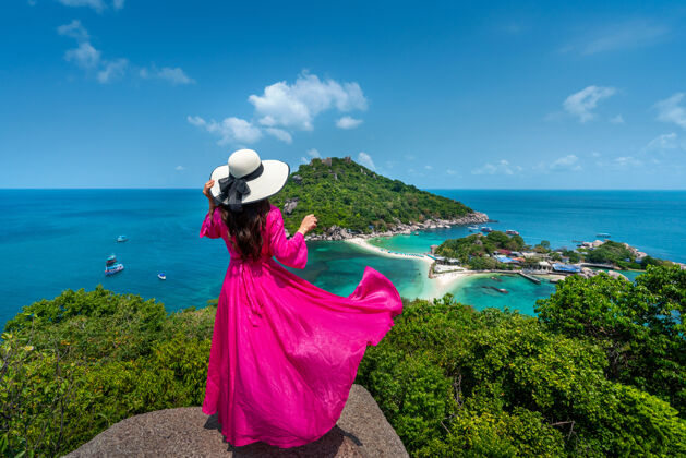 放松美丽的女孩站在泰国素拉塔尼岛附近的南宫岛上女性享受浪漫