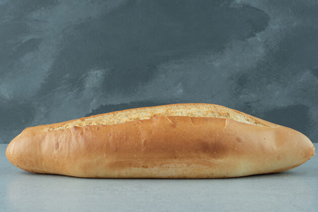 面包卷石头桌上的新鲜面包混凝土美味面包房