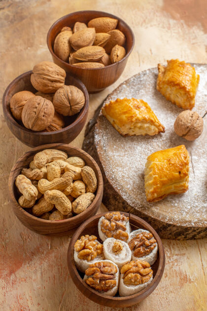 饼干半俯视美味的甜蛋糕与不同的坚果放在木桌上派饼干坚果木头烘焙营养品