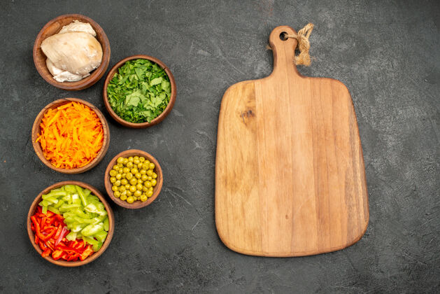 晚餐顶视图沙拉配料与鸡肉和绿色的深色餐桌健康沙拉减肥食品午餐食物膳食