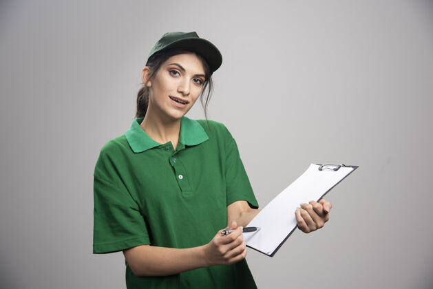 女性穿着绿色制服的女送货员在哪里签字女人制服雇员