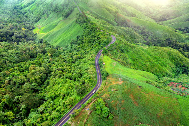道路鸟瞰美丽的天路在山顶与绿色丛林在南省 泰国南高峰山
