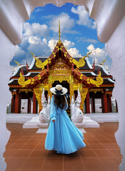 佛陀游客在泰国清莱的华侨城参观旅游佛教瓦
