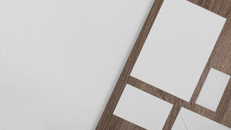 分类平铺文具与木材的安排品牌文件设计