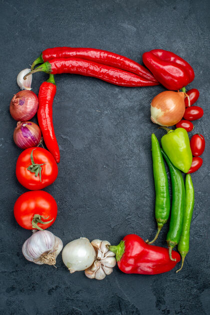 新鲜蔬菜组成顶视图新鲜蔬菜组成的灰色桌子上成熟的新鲜色拉番茄胡椒新鲜