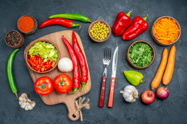 肉顶视图新鲜蔬菜与绿色的深色桌子上成熟的沙拉蔬菜盘子烹饪新鲜蔬菜
