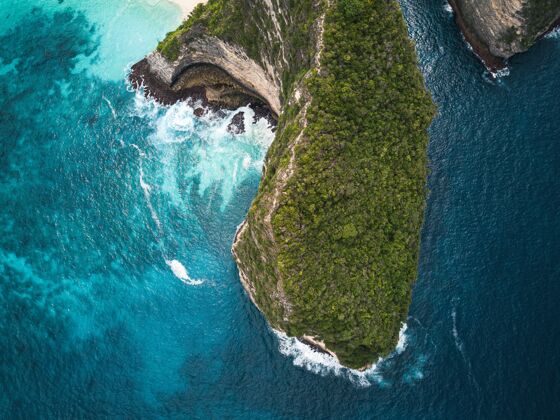 海洋空中拍摄的悬崖被绿树环绕着大海背景岛屿风景