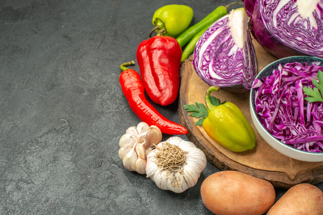 胡椒前视图红色卷心菜和新鲜蔬菜放在灰色的桌子上成熟的饮食健康沙拉饮食健康西红柿