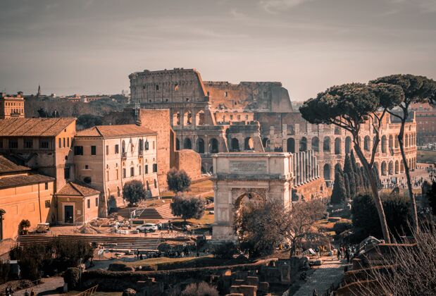 意大利罗马圆形竞技场 灰色天空下的意大利拱门石头古董