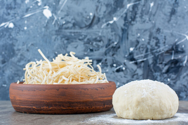 美味塞西尔奶酪放在面团旁边的碗里 放在大理石桌上土耳其语美味碗