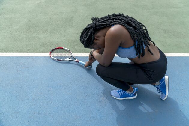 体育打网球的女人沮丧网球场运动