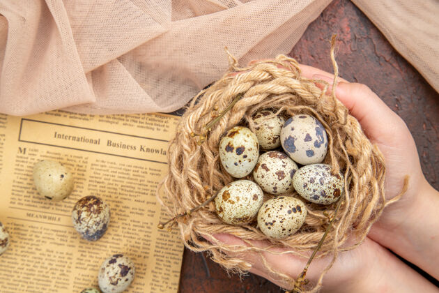有机在乡村装饰的小新鲜鸡蛋特写新鲜鸡蛋小鸡蛋食物