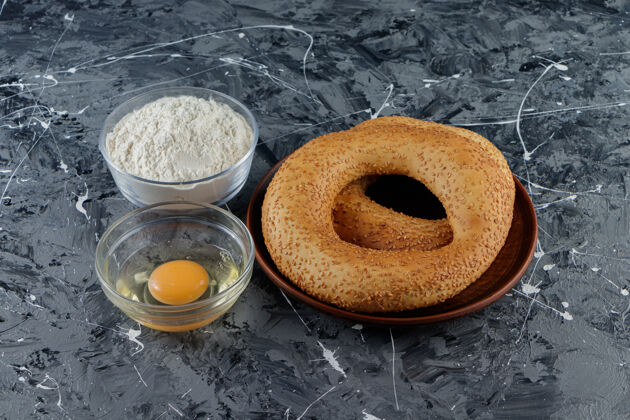 小麦芝麻西米和一杯生鸡蛋面粉食物谷物面包