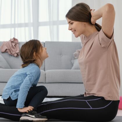 运动中枪妈妈带孩子训练运动活跃健身