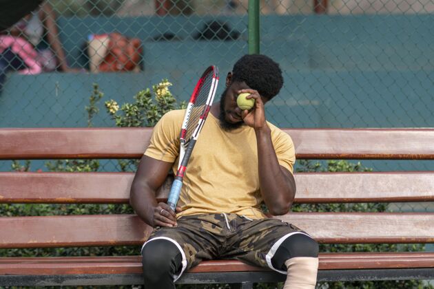 练习年轻人在网球场上打球网球男子网球场