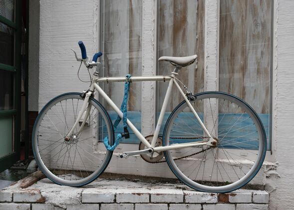 自行车蓝色细节的白色自行车休闲活动户外