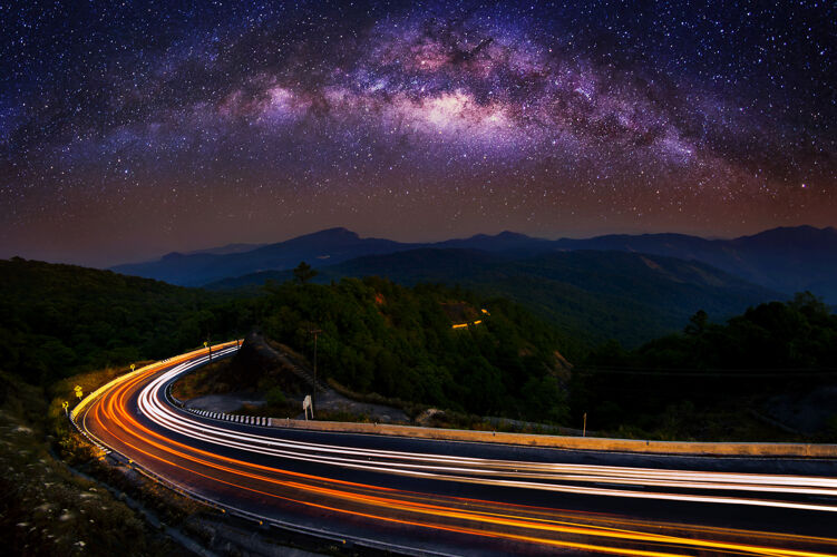 多伊在泰国清迈 夜晚 多伊英川国家公园的道路上有银河和汽车灯光银河早晨清迈