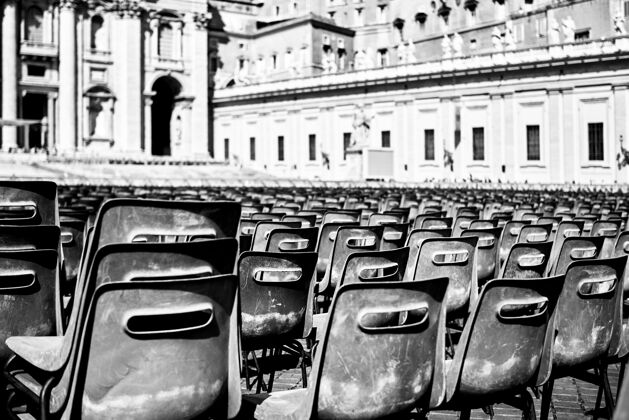 黑白罗马广场上黑色塑料椅子的灰度照片罗马意大利场景