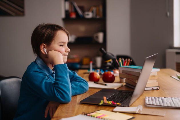 科目一个未成年男孩用笔记本电脑在线上课回到学校隔离教育