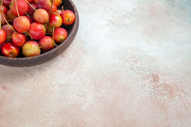 饮食侧面特写查看樱桃棕色碗里的开胃樱桃在奶油灰色的桌子上水果碗农产品