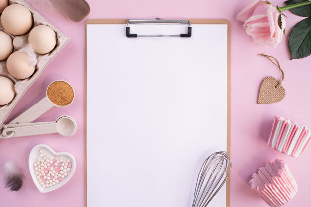 食物用于在淡粉色粉彩桌子上烘焙的食品配料框架烹饪平面布置 带复制空间俯视图烘焙概念平面布置甜点糕点糖