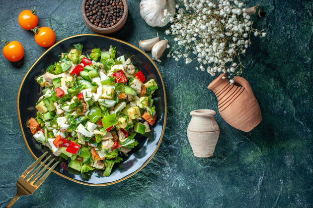 餐厅顶视图蔬菜沙拉由黄瓜芝士和西红柿组成 背景颜色为深蓝色饮食午餐美食餐厅食物健康蔬菜食物午餐