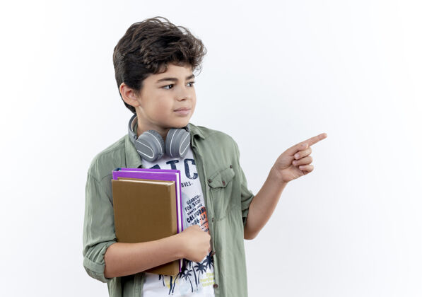 点看着身边戴着耳机拿着书的小男生 指着旁边隔离着的白色背景和复印空间耳机小学生小