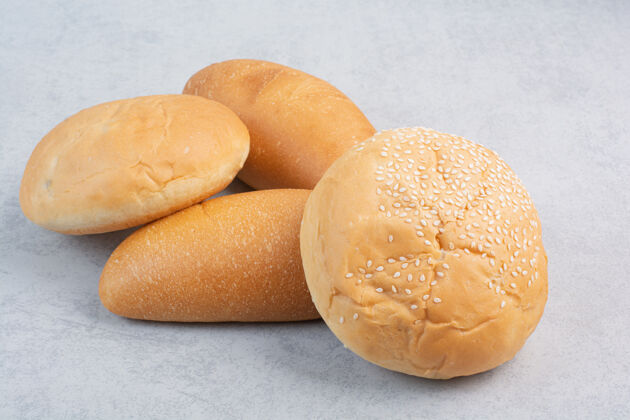 健康石头表面的面包和面包谷类芝麻种子