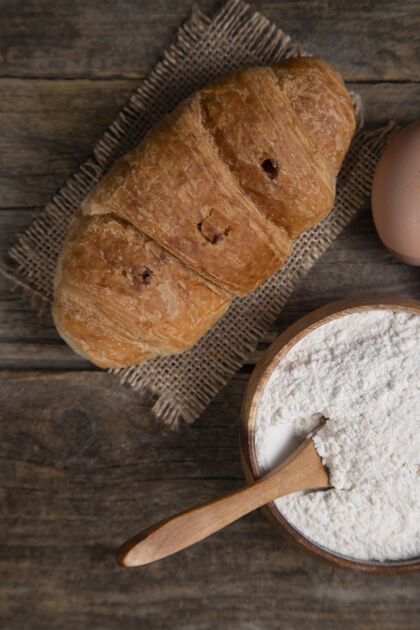 新鲜新鲜出炉的羊角面包配上鸡蛋和面粉高品质照片甜点美味鸡蛋