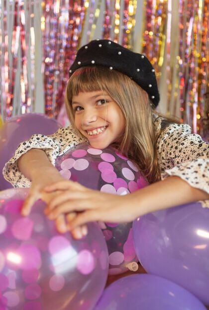 模特在派对上画一个拿着气球的年轻女孩气球庆典派对