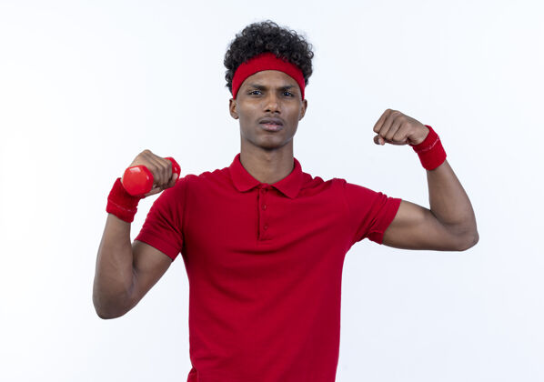 非裔美国人自信的美国黑人运动型年轻人 戴着红领巾和手环 抱着屁股 做着强烈的手势 被隔离在白色背景上运动自信强壮