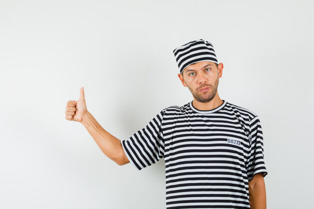 虚拟年轻的男性在条纹t恤帽子里竖起大拇指 看起来很自信接听电话条纹表演