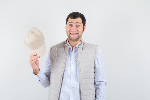 男性年轻人戴着帽子 穿着衬衫 无袖夹克 看上去很乐观正面图脸自然前面