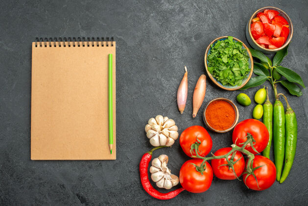 蔬菜顶部特写查看西红柿笔记本铅笔旁边的碗五颜六色的蔬菜香料草药胡椒新鲜美食