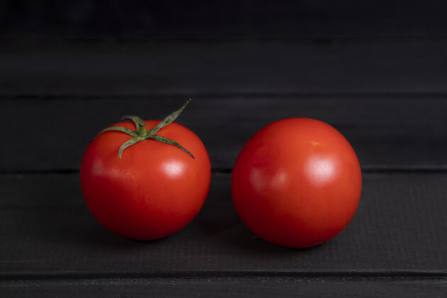 整体美味的红色西红柿放在深色的木头表面高品质的照片天然切片蔬菜