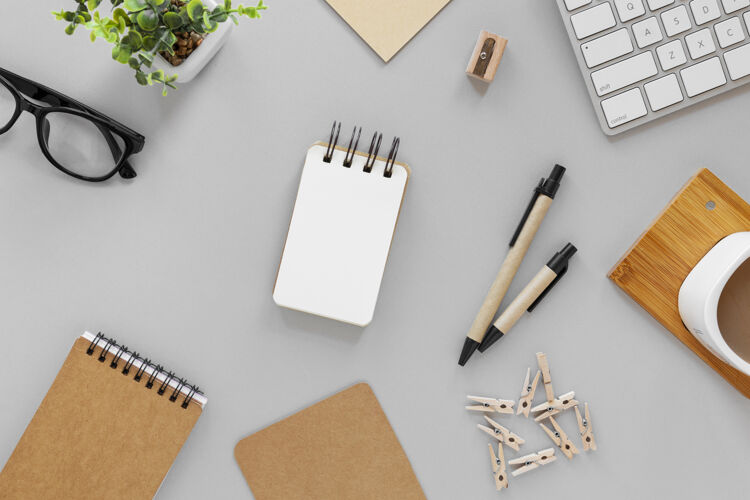 顶视图天然材料文具的俯视布置办公室工作区天然材料