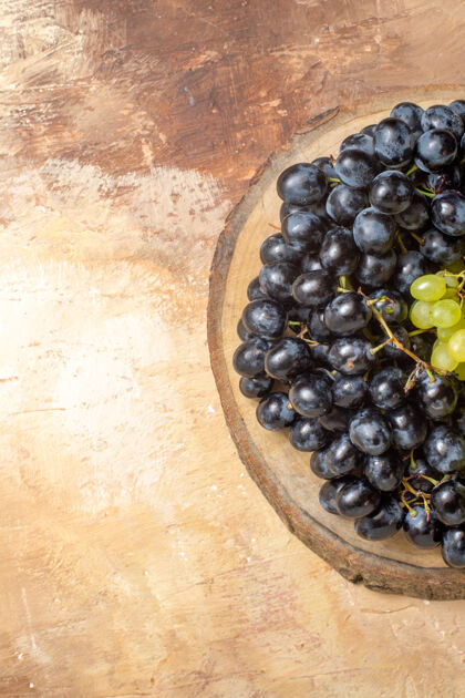 农业顶部特写查看葡萄绿色和黑色的葡萄在厨房板上板成熟健康