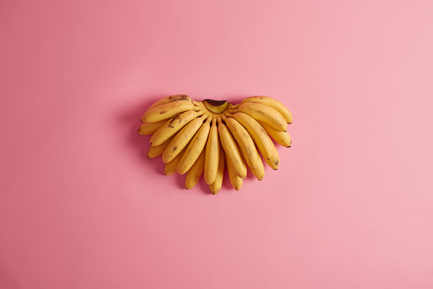 水果最常食用的水果一束黄香蕉含有丰富的钾 维生素 矿物质和抗氧化剂 可以成为你健活方式的一部分重要的粮食作物新鲜香蕉消费者