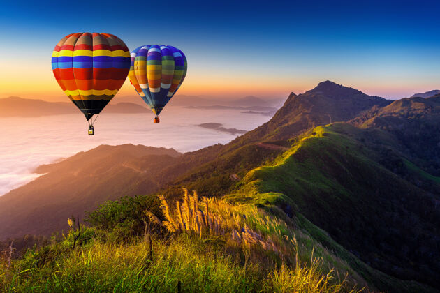 娱乐晨雾和山脉的景观 日出时有热气球日落风景飞行