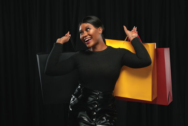 Emotations年轻的非洲裔美国妇女购物与五颜六色的黑色包装PartyPurchaseMagic