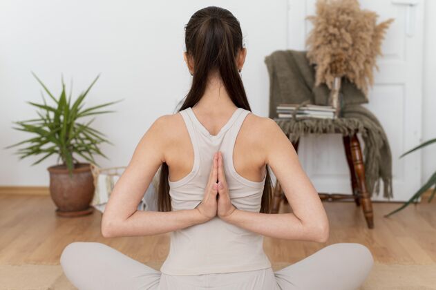 冥想在家打坐的女人瑜伽肖像姿势