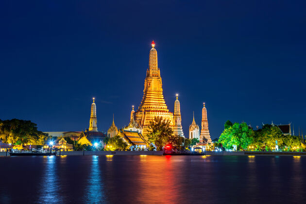日出泰国曼谷的华伦寺瓦佛教塔