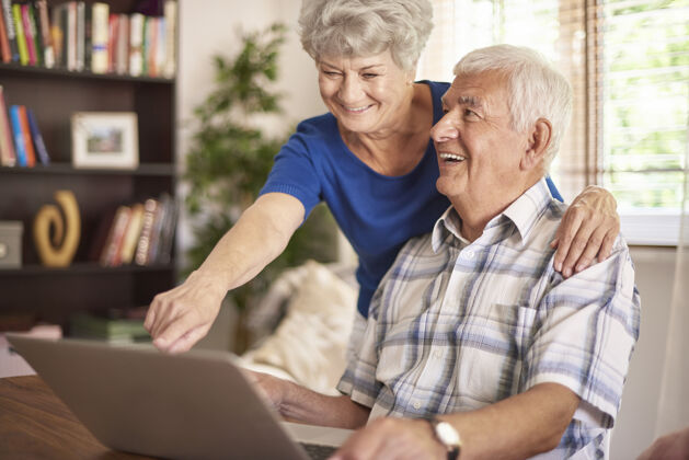 现代互联网是伟大信息的来源无线互联网老年夫妇笔记本电脑