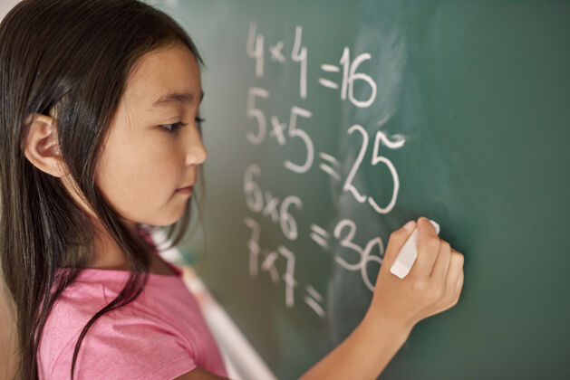 写作焦点女孩试图解决数学方程室内学习发展