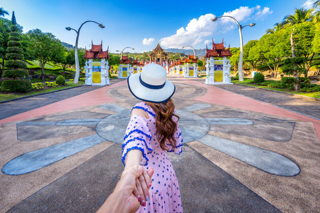 迈泰国清迈皇家植物园里 女游客牵着男人的手 带他去泰国北部的浩康琅著名文化展览