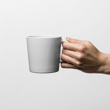 商标杯子和咖啡模型放在桌子上杯子商标咖啡杯